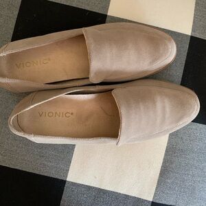 VIONIC Kensley loafer. 81/2 WIDE